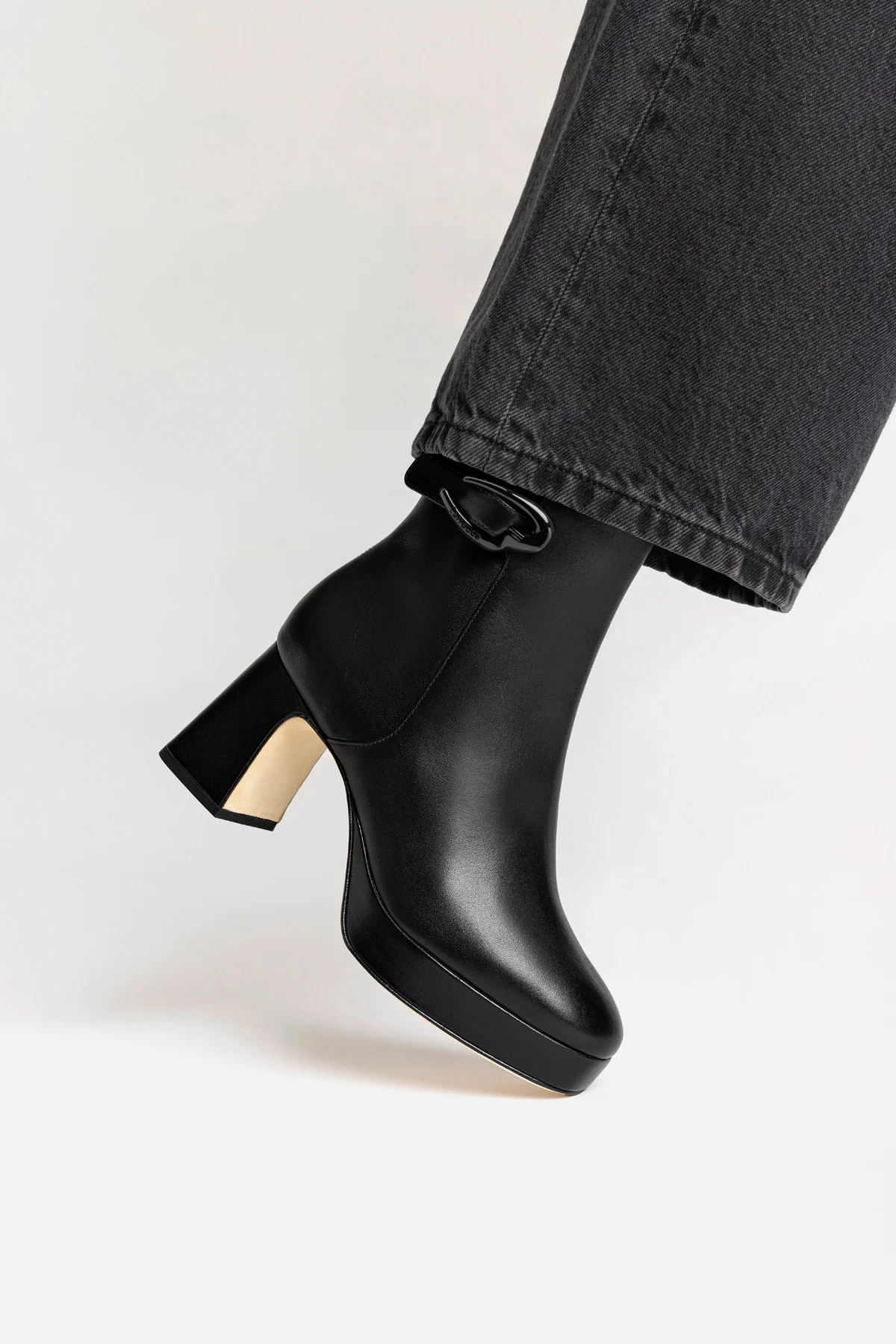 Bota Plataforma Dolly Verona Low Couro Preto - Image 2