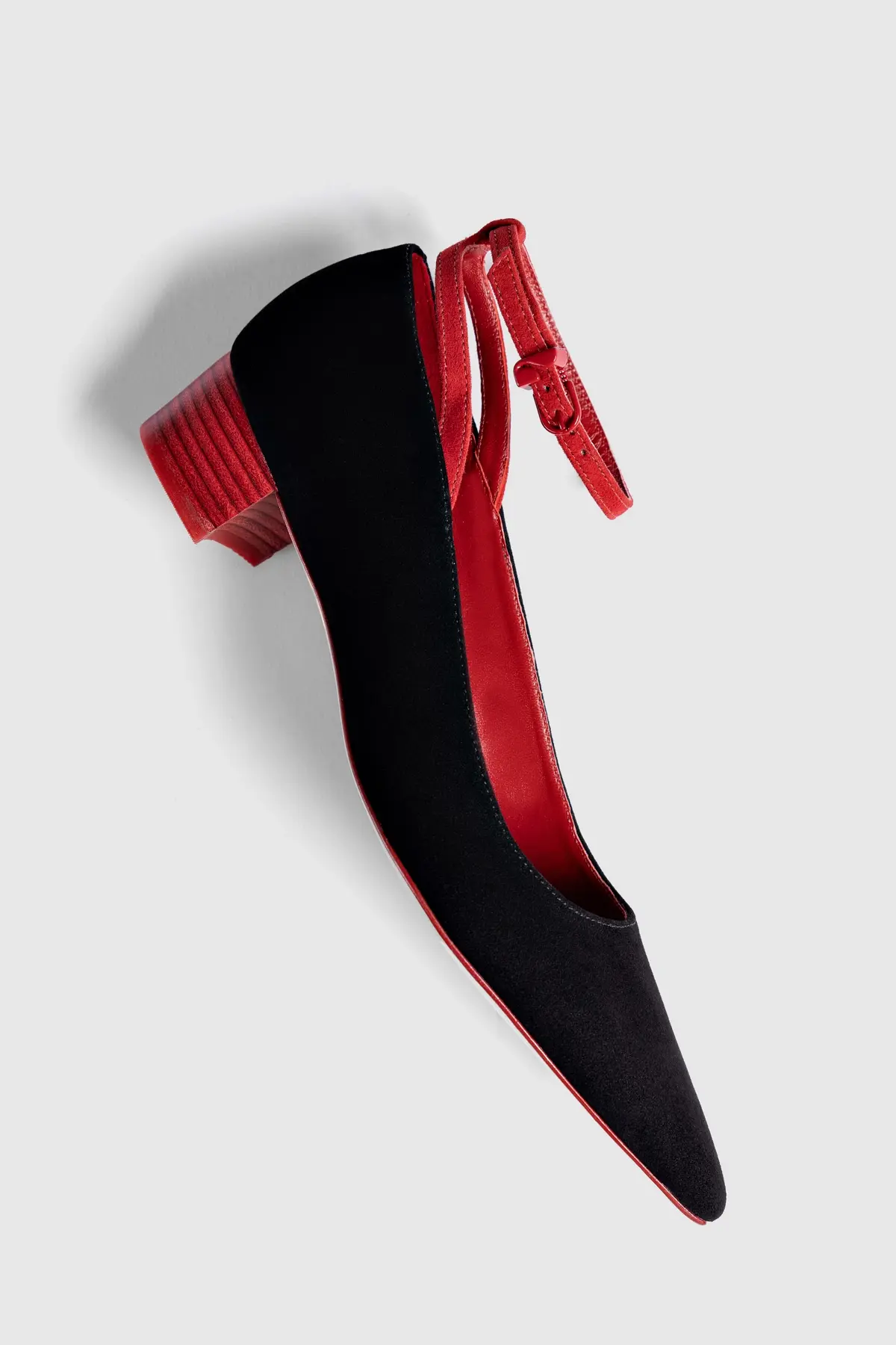 Larroudé x CPPXO: Scarpin Camurça Preto e Vermelho - Image 5