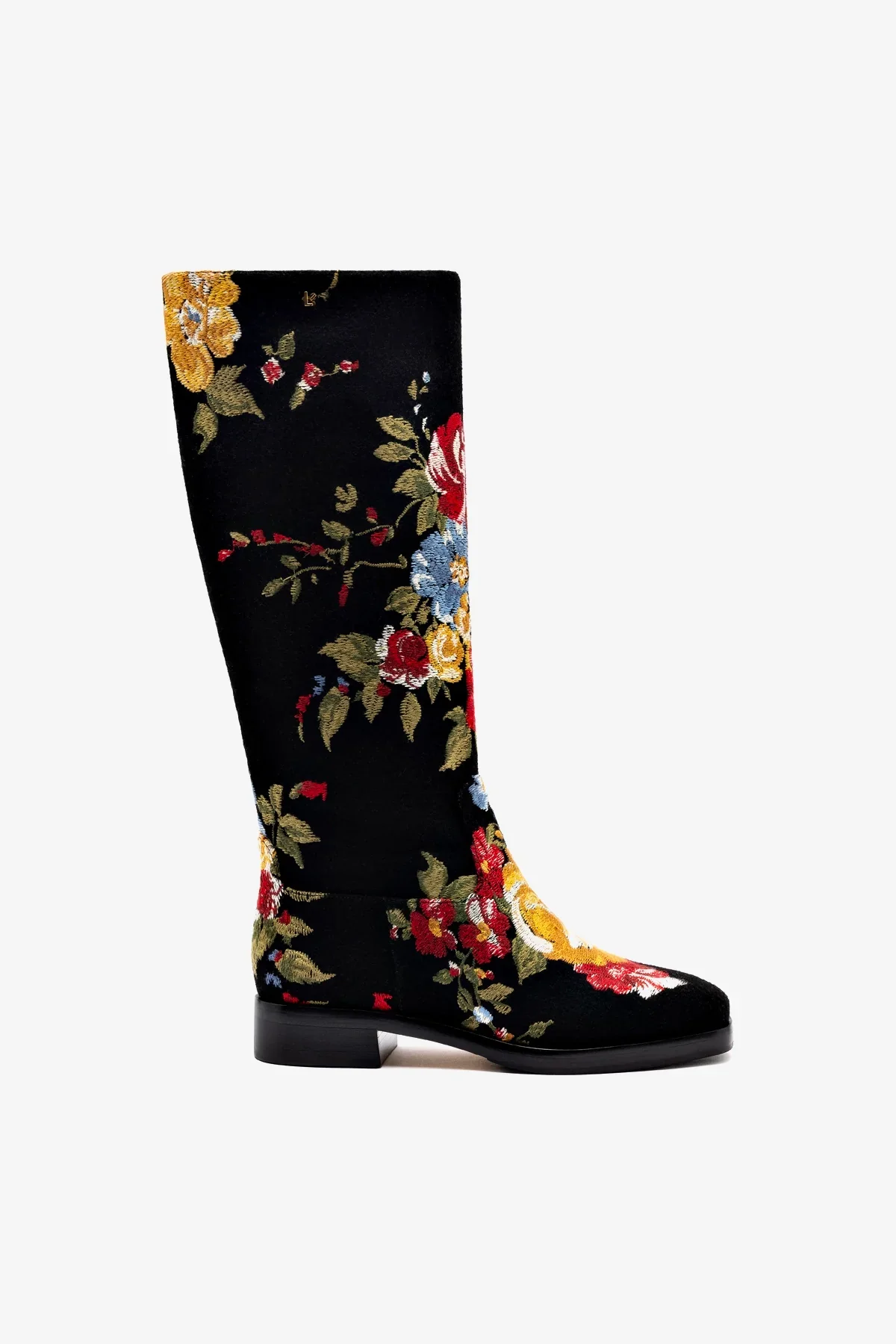 Larroudé x Markarian: Bota Lã Preto e Bordado Floral