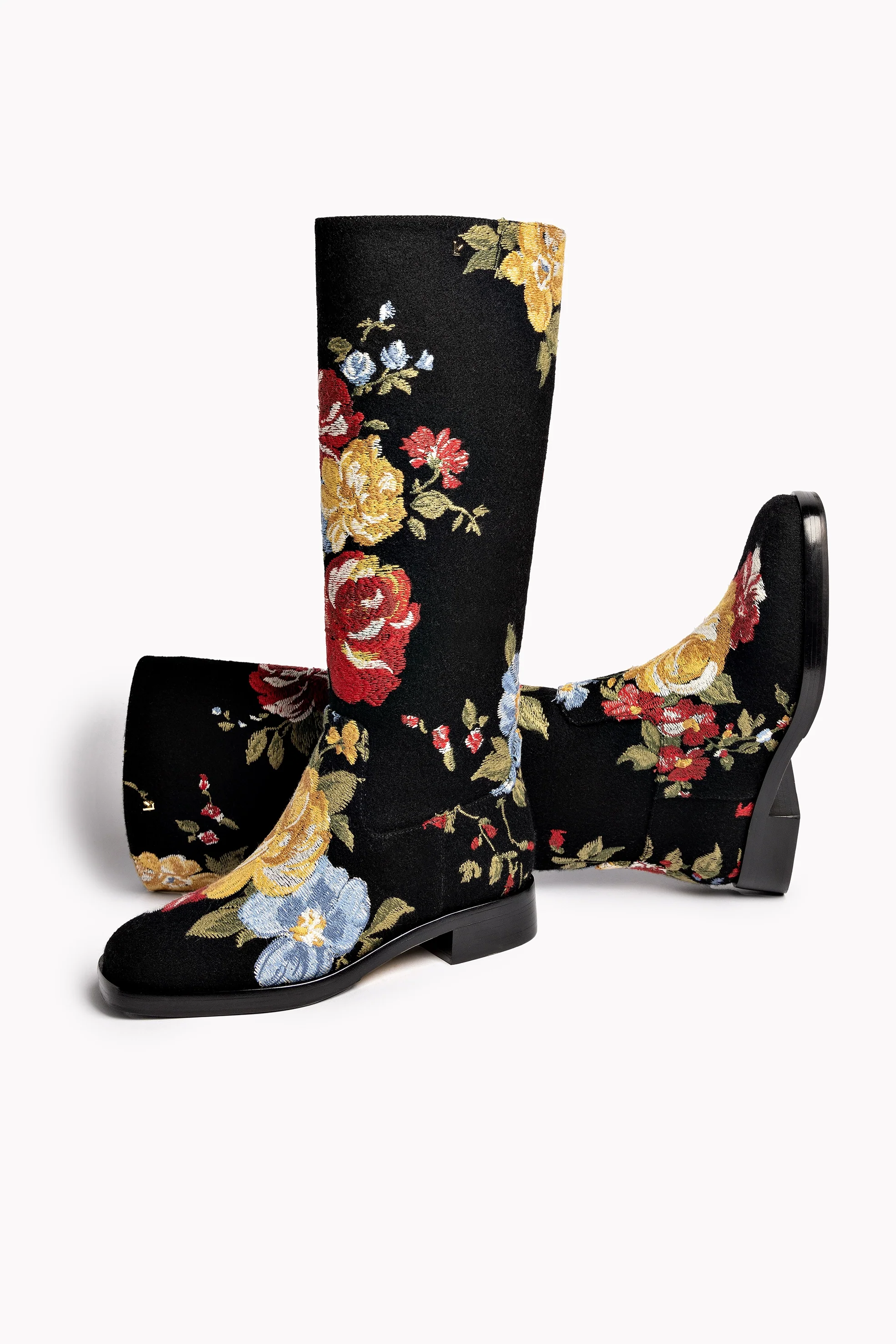 Larroudé x Markarian: Bota Lã Preto e Bordado Floral - Image 2