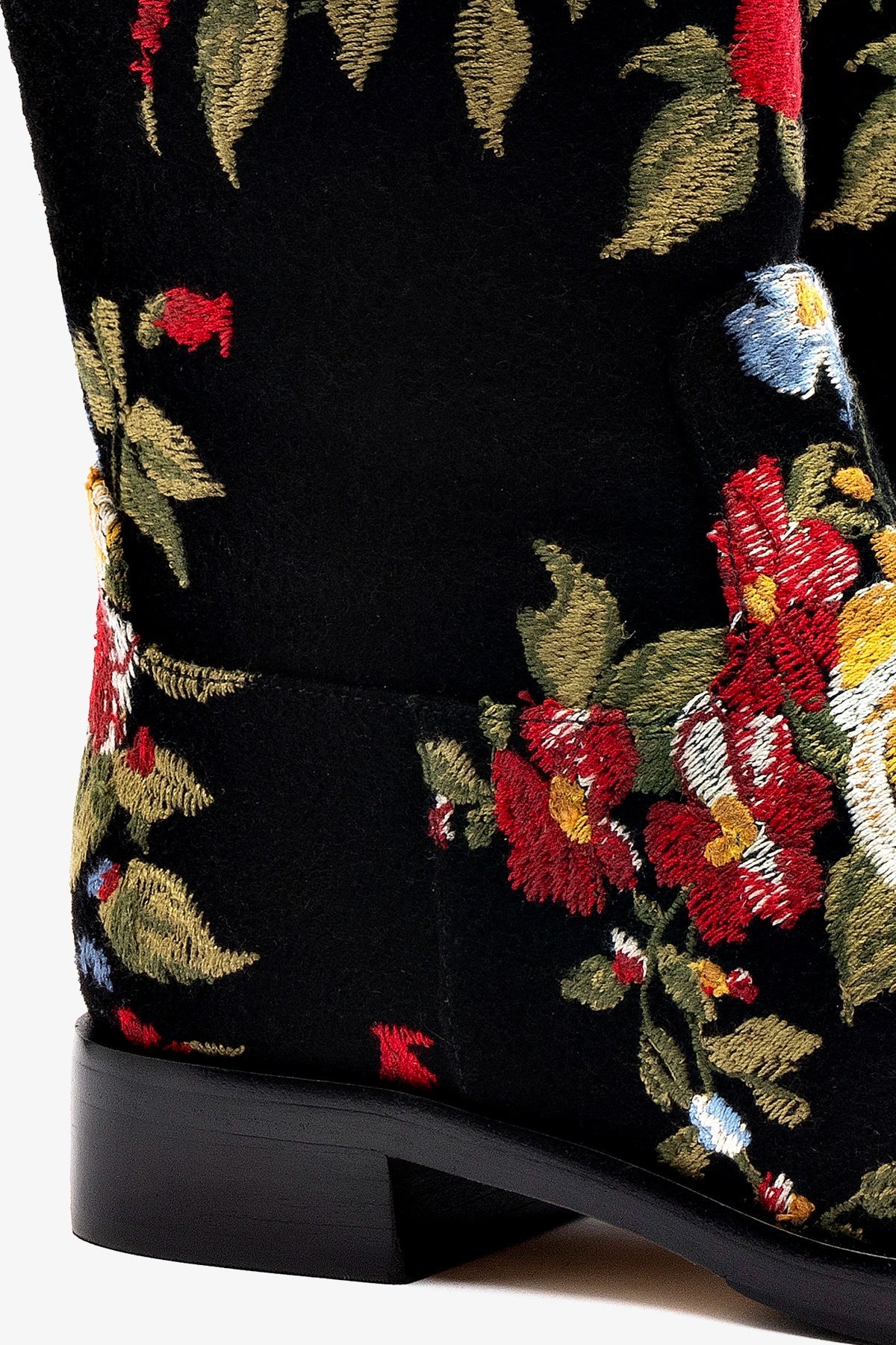 Larroudé x Markarian: Bota Lã Preto e Bordado Floral - Image 4