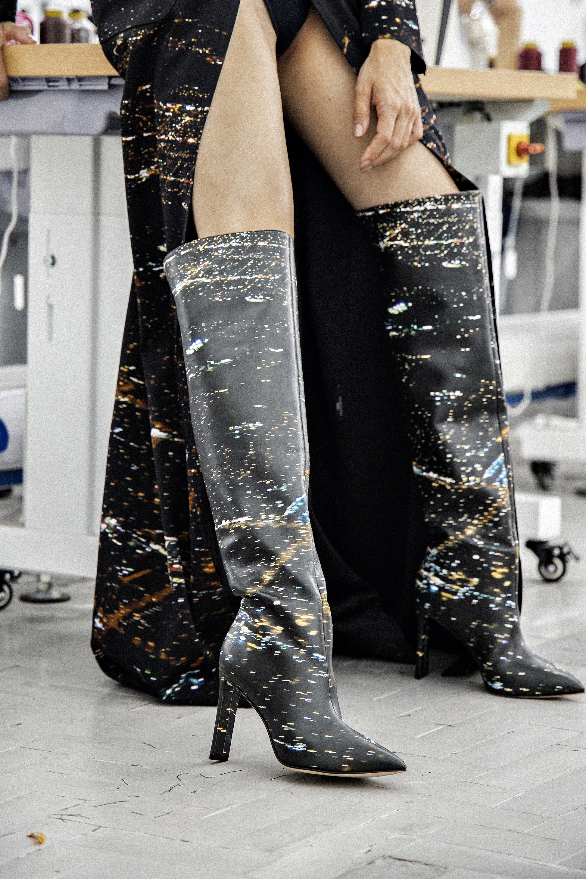 Larroudé x Libertine: Bota Couro Estampado Preto - Image 6