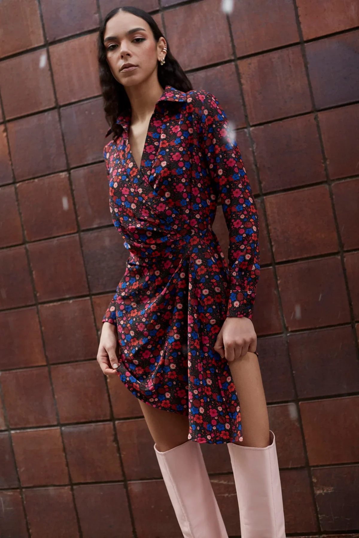 Vestido Transpassado Sashi Cetim Floral Preto - Image 2
