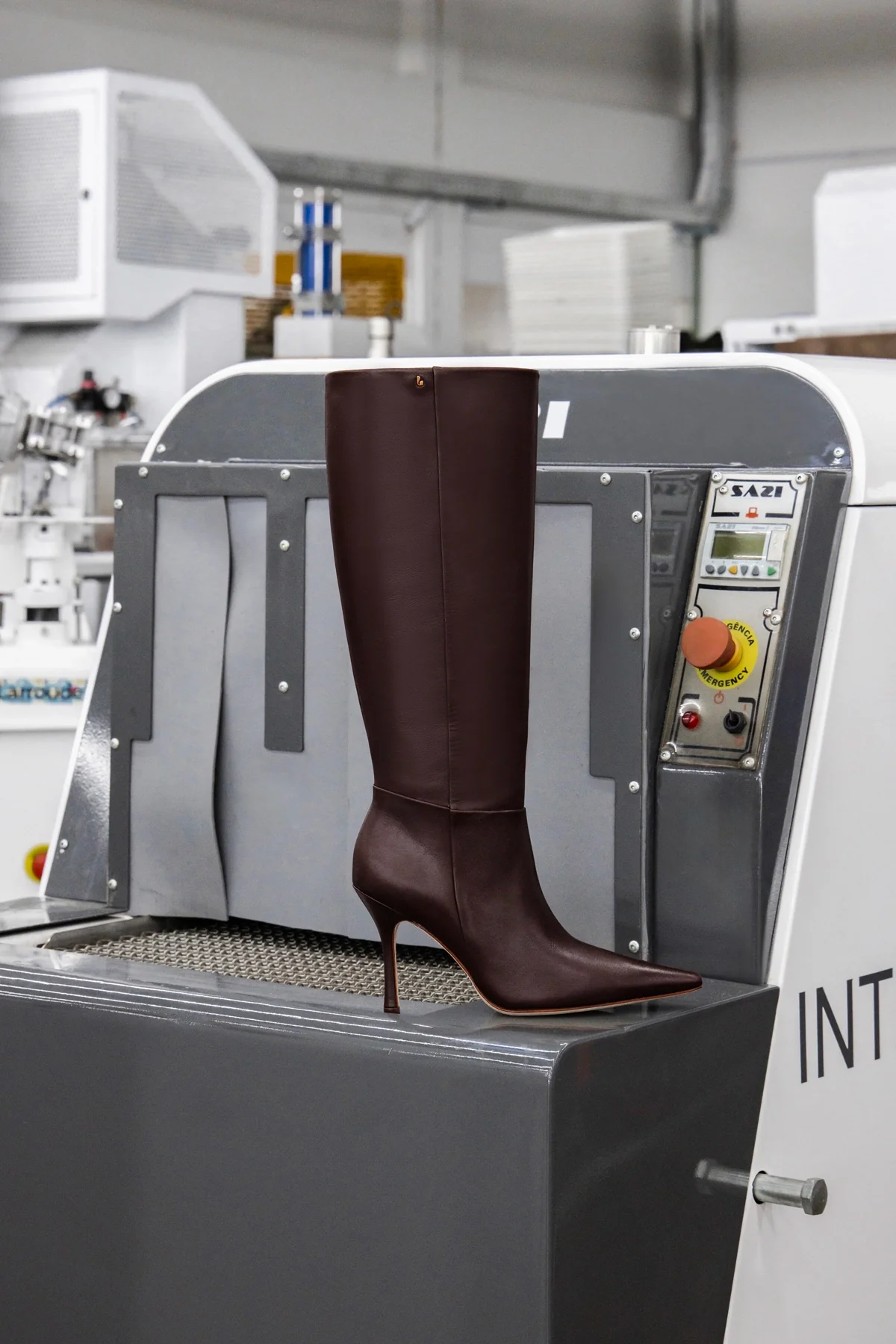 Bota Carine Couro Marrom - Image 2