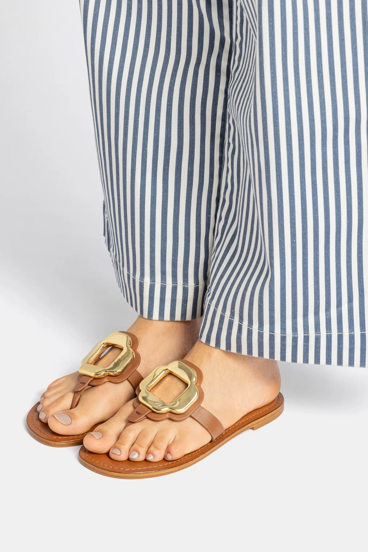 Sandália Flat Margherita Couro Off White e Metal Dourado - Image 5