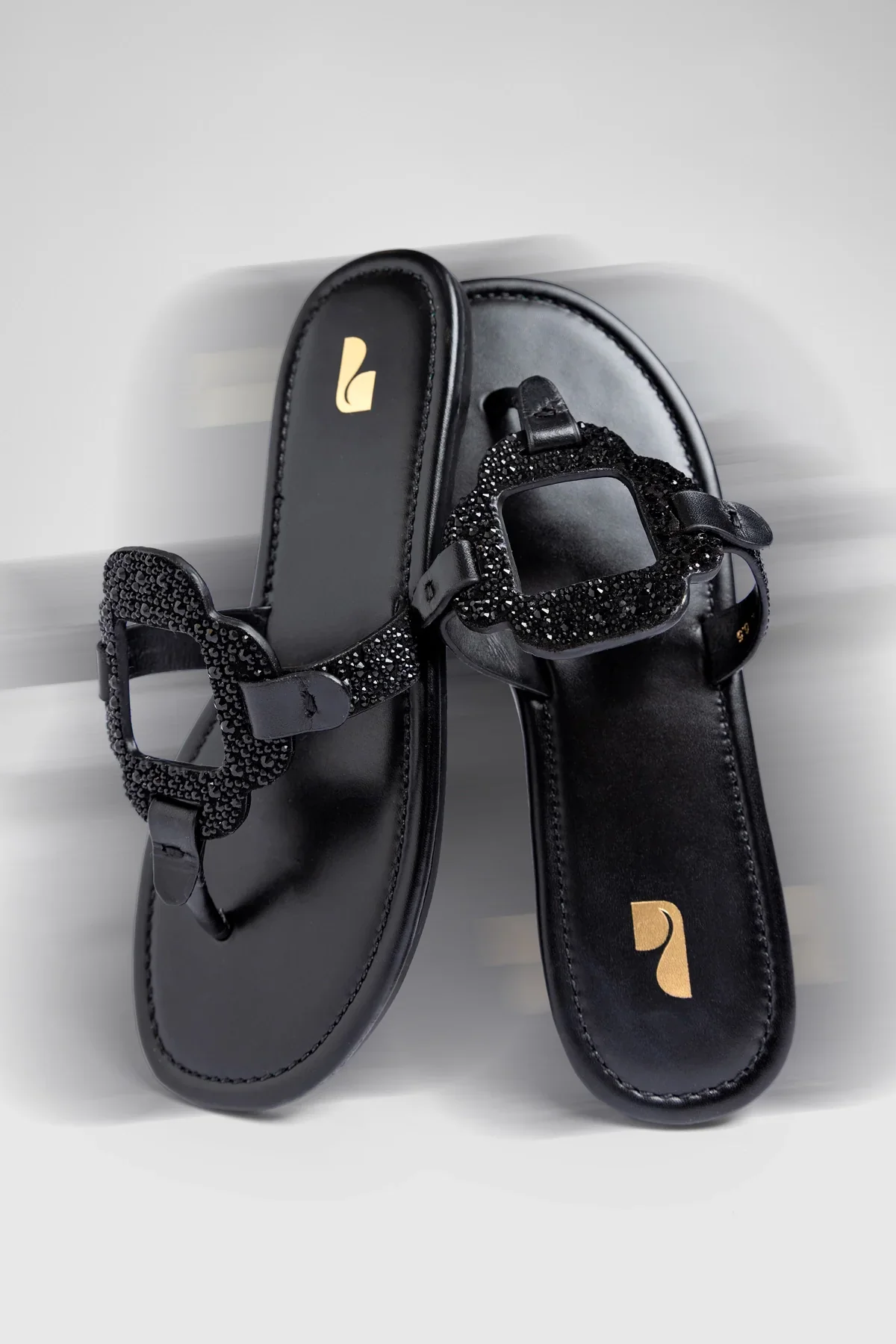 Sandália Flat Margherita Crystal Camurça Preto - Image 2