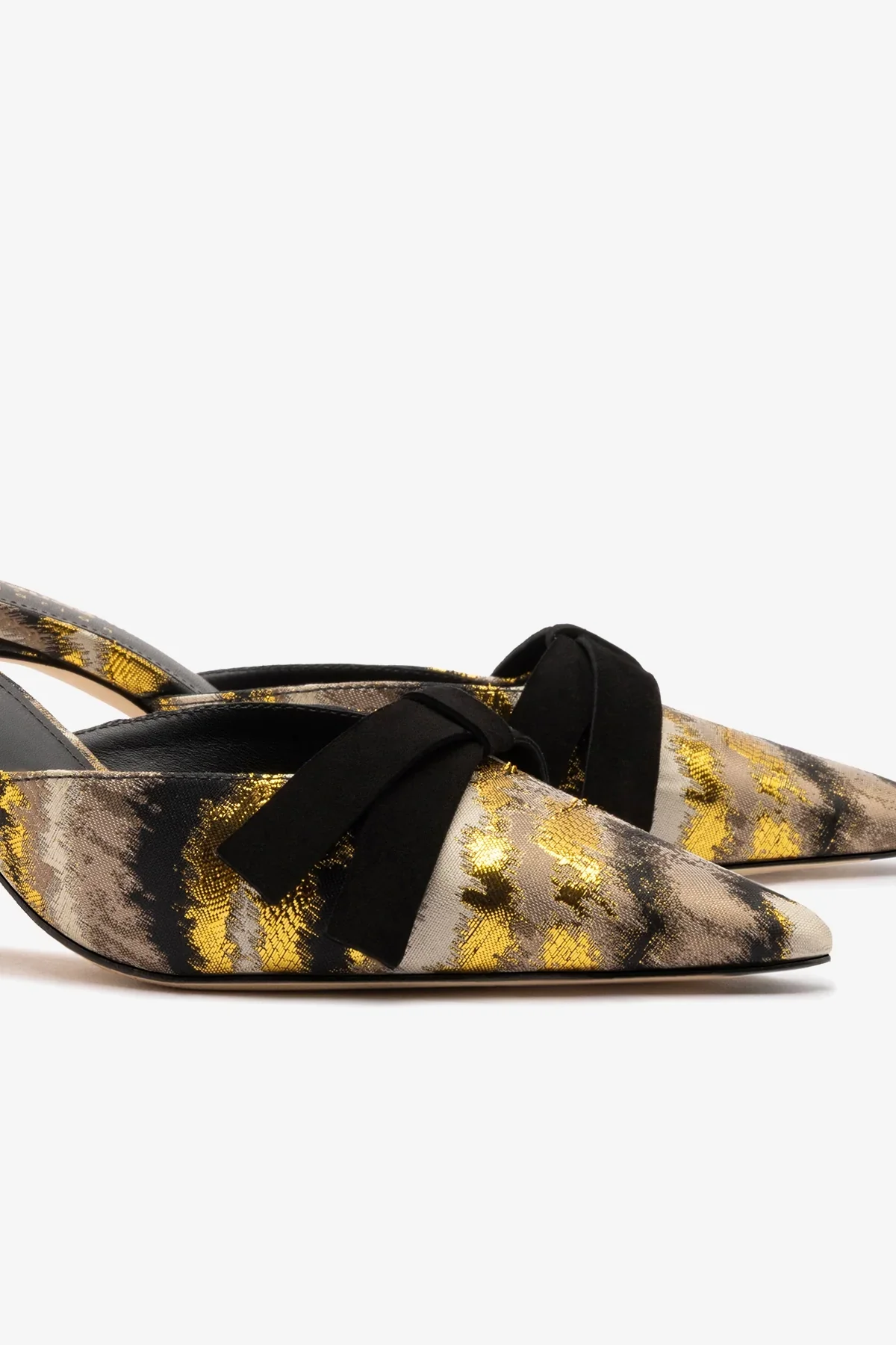 Larroudé x Markarian: Mule Brocado Estampado Dourado - Image 4