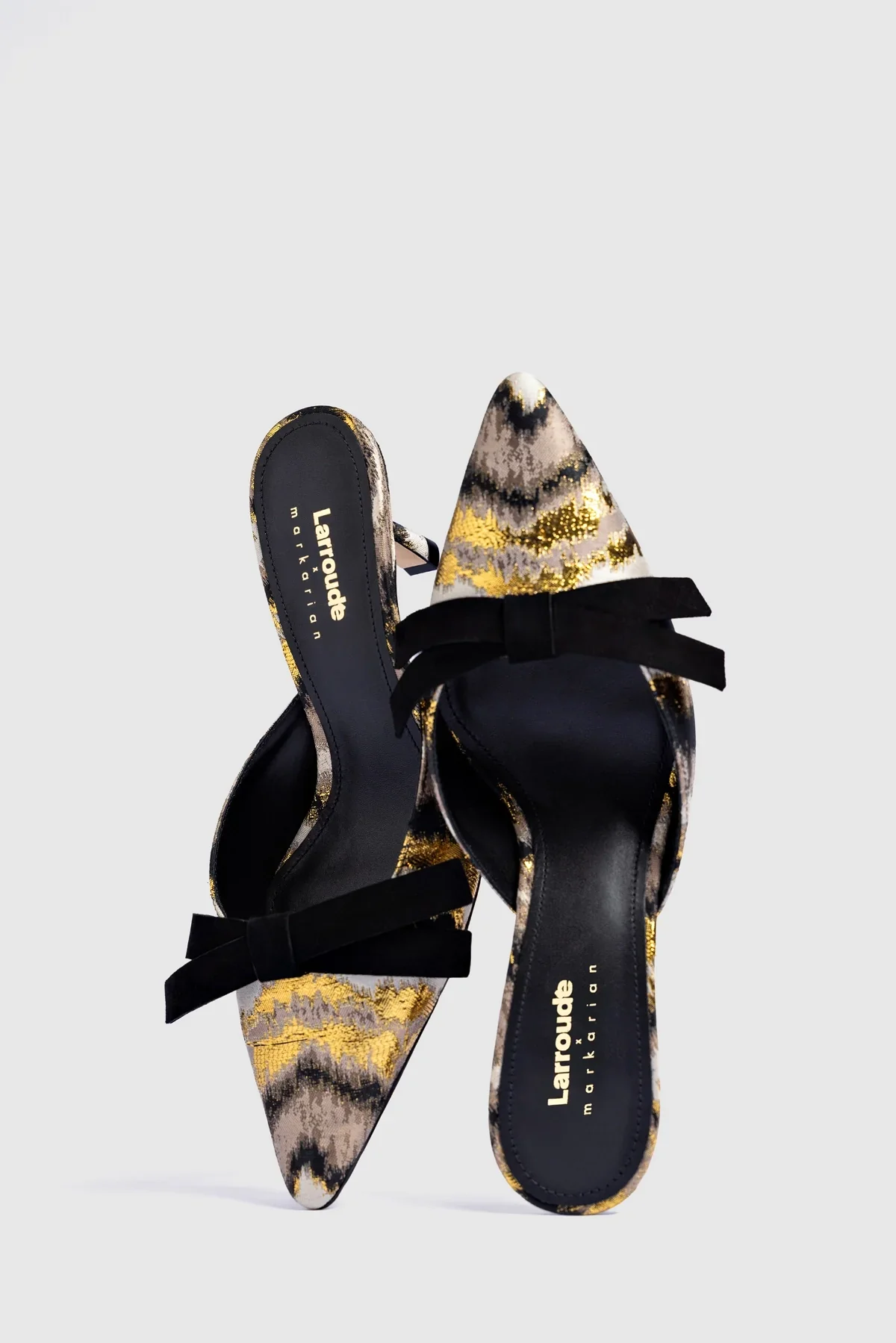 Larroudé x Markarian: Mule Brocado Estampado Dourado - Image 6