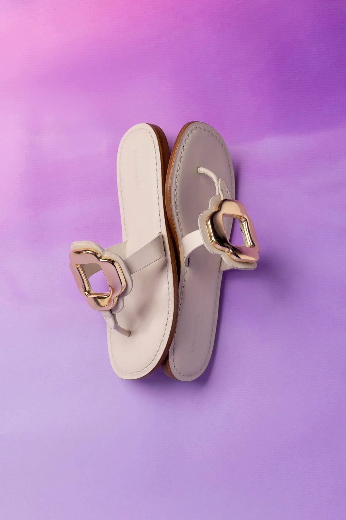 Sandália Flat Margherita Couro Off White e Metal Dourado - Image 5