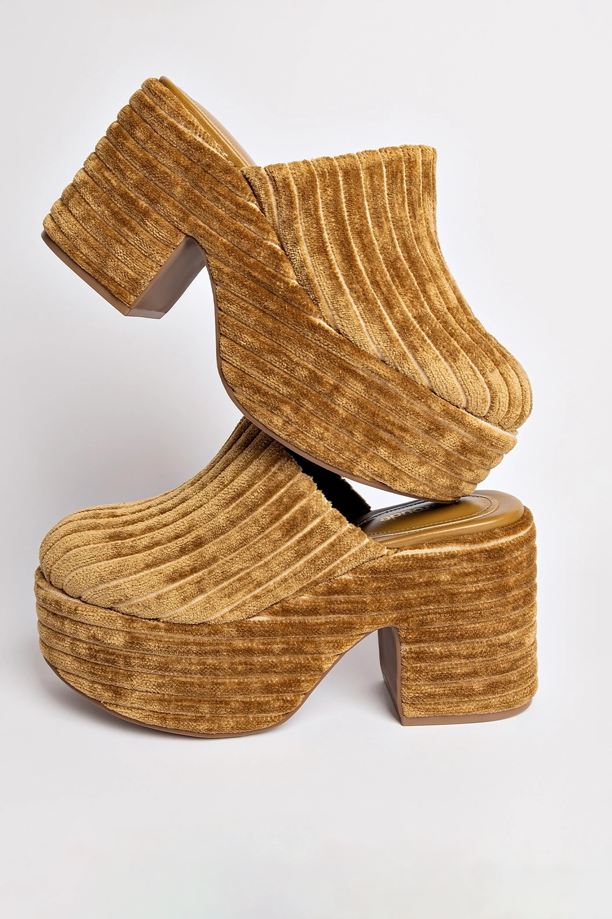 Mule Clog Plataforma Miso Veludo Caramelo - Image 5